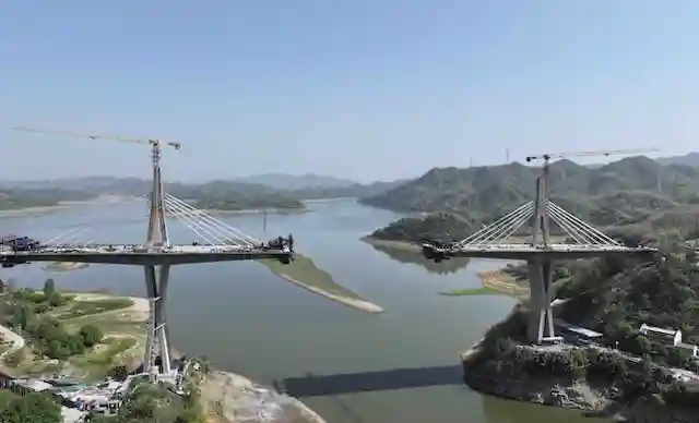 安徽金寨和襄高速鲜花湖特大桥